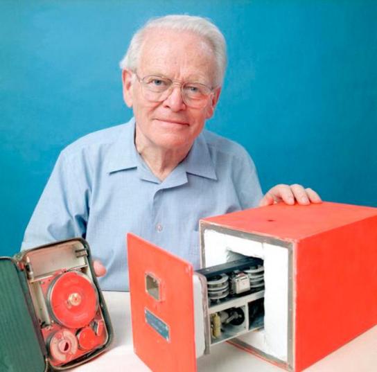 Dave Warren con un prototipo de caja negra Dave Warren con un prototipo de caja negra